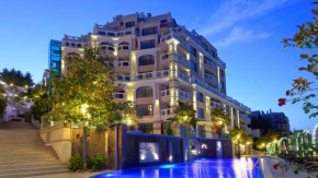 Luxurious and panoramic apartments at the beach in La Mer complex
